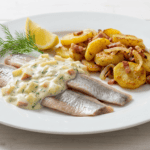 Matjesfilet-mit-Hausfrauensosse-und-Bratkartoffeln