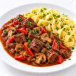 Gulasch 5a,8 mit Pilzen und Paprika Nudeln 5a