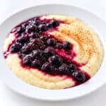 Grießbrei mit Blaubeersoße